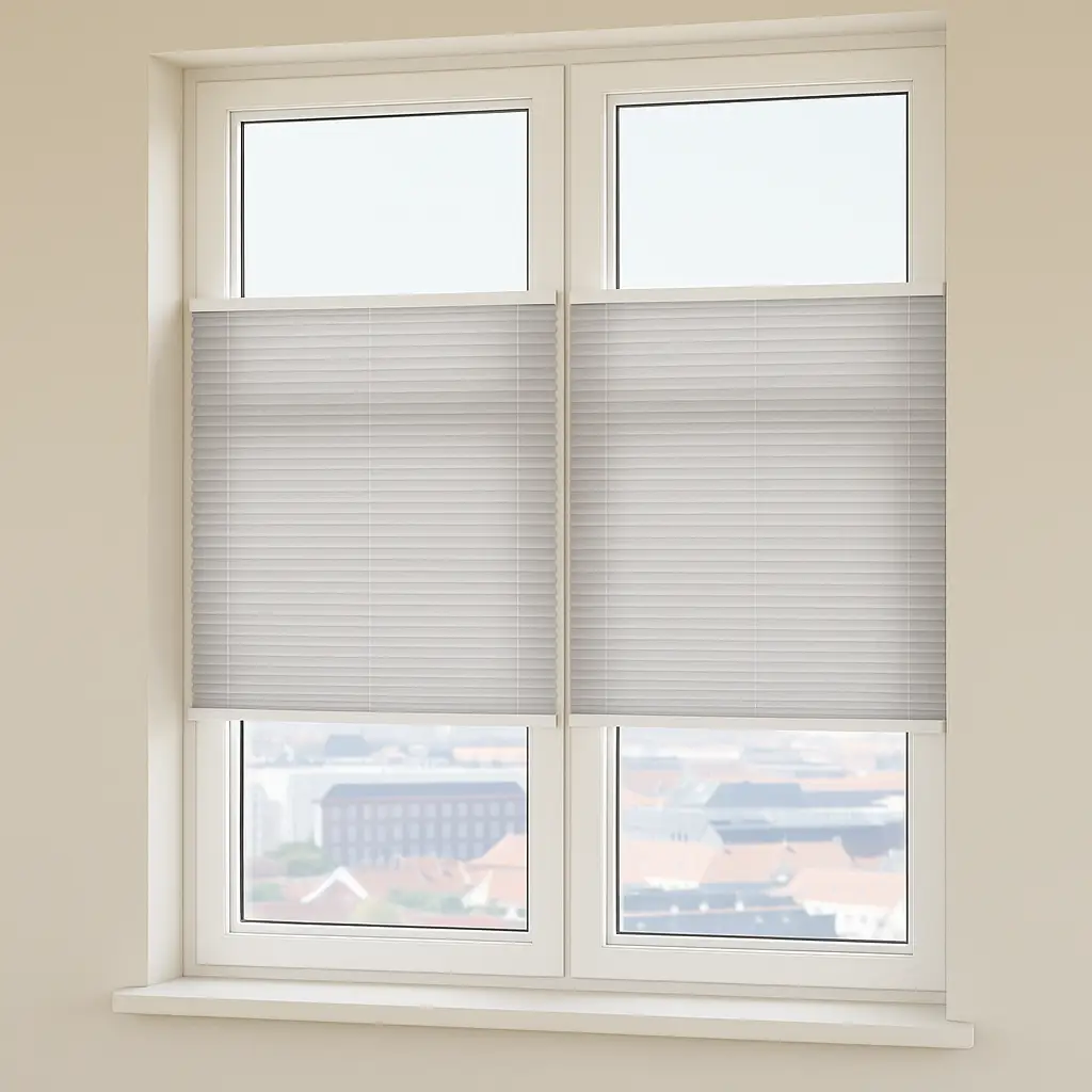 Maßanfertigung Plissee Montage mit exakter Ausrichtung der Halter per Wasserwaage und Richtlineal, bohrfreie Befestigung auf gereinigtem Untergrund, sichtbares Packmaß oben und bei Top-Down/Bottom-Up geteilt, mehrere Anlagen nebeneinander mit gleicher Faltenrichtung und Schienenfarbe, Distanzstücke in der Laibung für freie Bedienwege