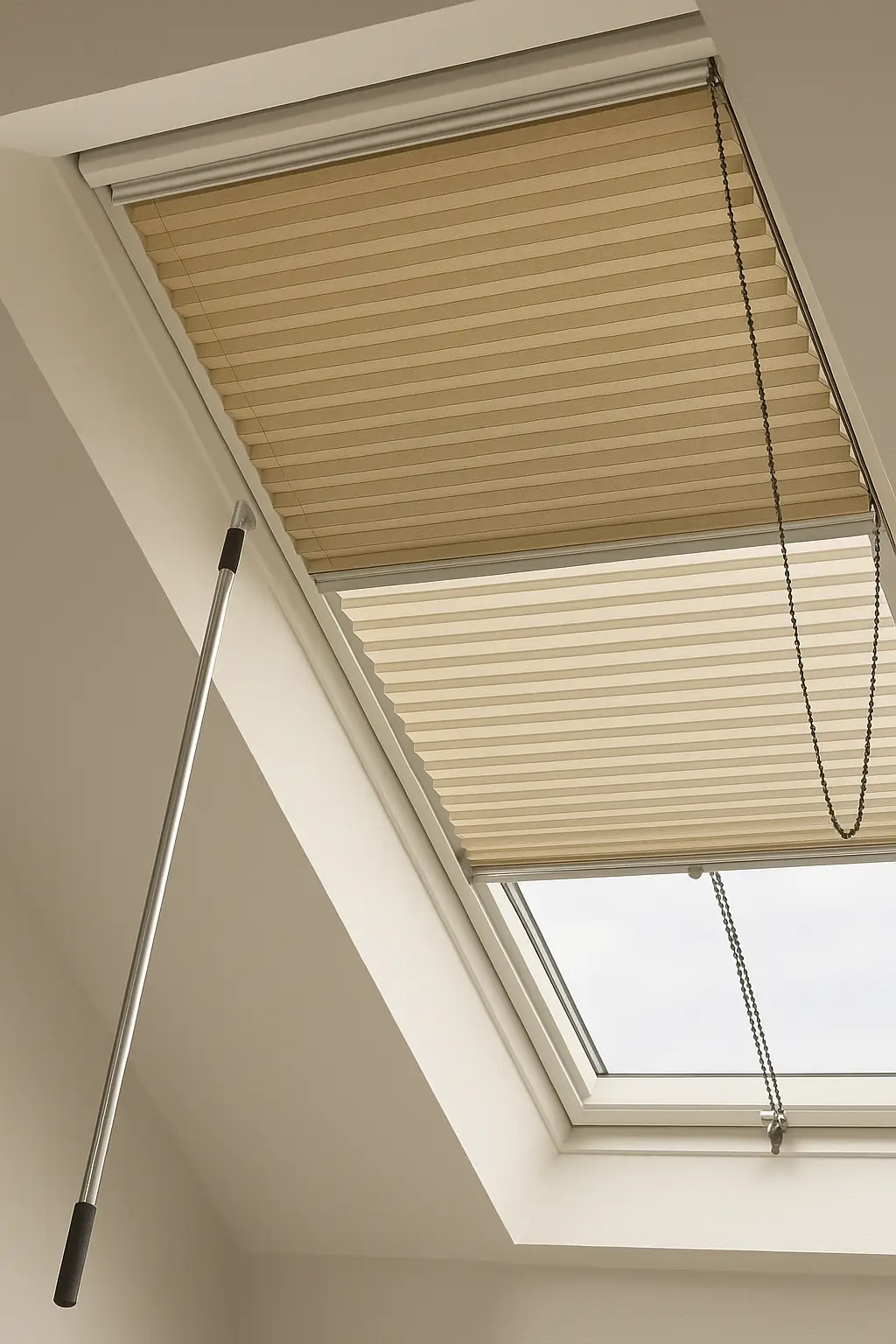 Plissee Maßanfertigung mit Top-Down/Bottom-Up, seitlicher Verspannung, Kettenzug und Bedienstab am Dachfenster für ergonomische Bedienwege und flexible Lichtsteuerung